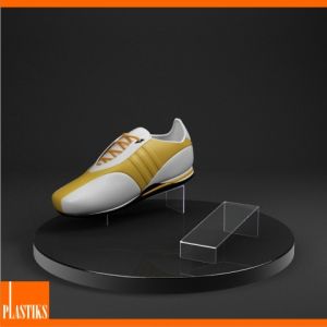 Stojánek z plexiskla pro boty skloněný ― Plastiks  - zakázková výroba z plexiskla.